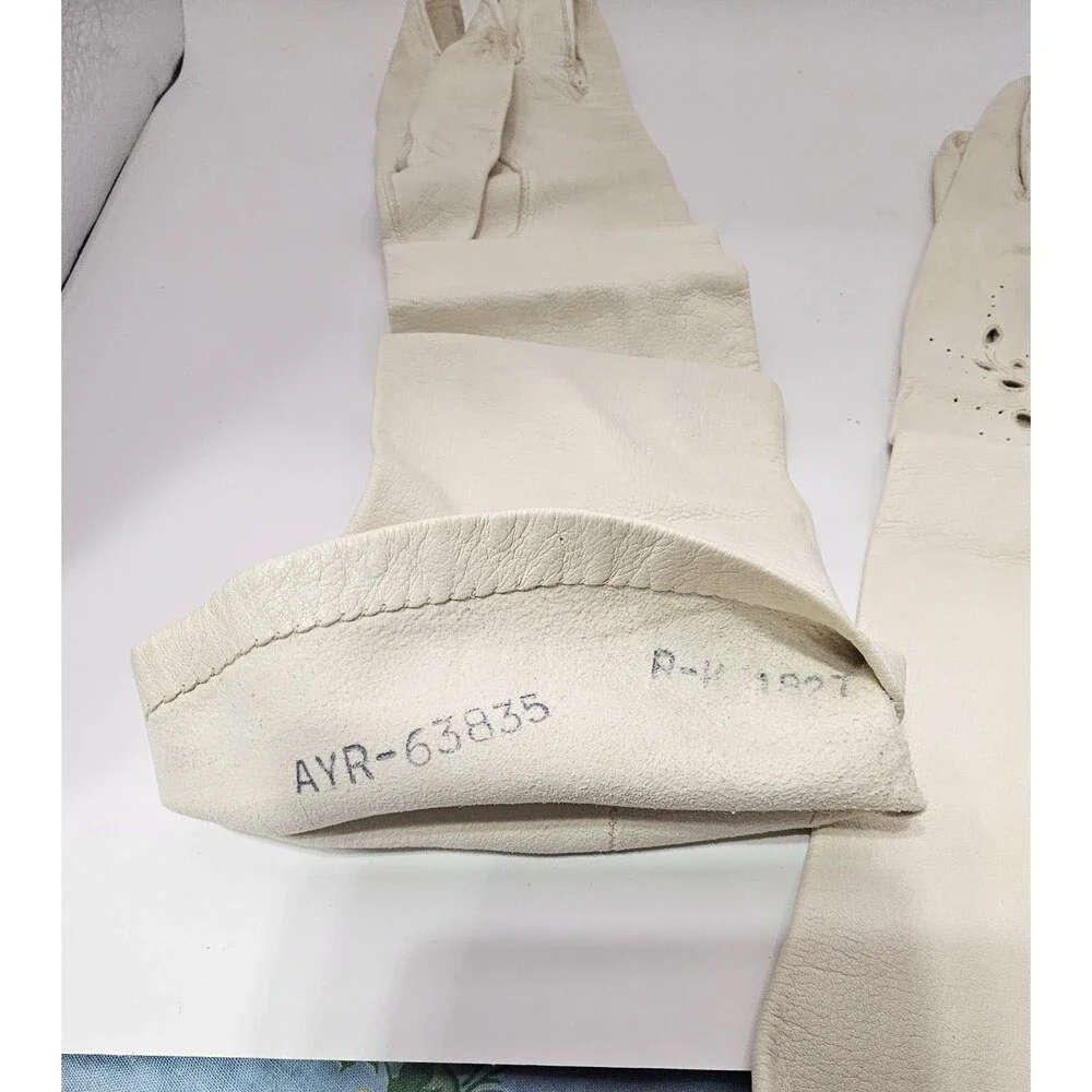 **VINTAGE DESIGNER LADIES CREAM LEATHER GLOVES SILK LINING SIZE Small